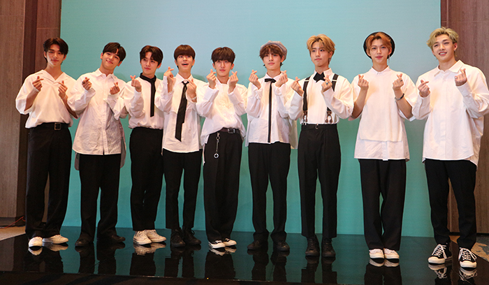 Stray Kids pose for a photo in Jakarta. (Hallyu Ranger)